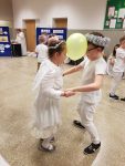 Taniec dzieci z balonem.