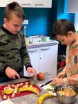Uczniowie klas 5 podczas zajęć techniki, przygotowują zdrowe desery oraz sałatki owocowe.