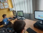 Uczniowie w pracowni komputerowej podczas lekcji z programowania
