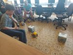 Uczniowie podczas zajęć w Pracowni Robotyki SkriBot