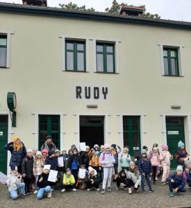 Uczniowie podczas wycieczki w Zabytkowej Stacji Kolei Wąskotorowej w Rudach.