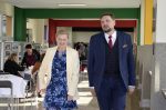 Kobieta i mężczyzna idący korytarzem szkolnym