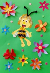 Praca plastyczna - Pszczółka Maja na tle kwiatów